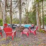 Poconos Farms Escape With Fire Pit And Private Hot Tub